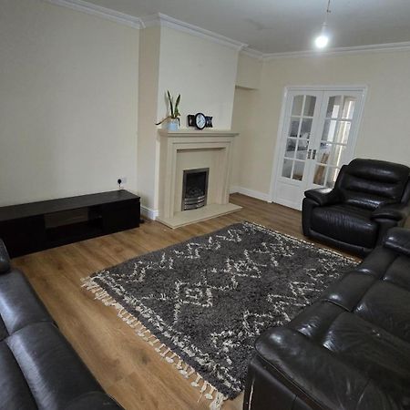 Entire Three Bedroom House In เบอร์มิงแฮม ภายนอก รูปภาพ